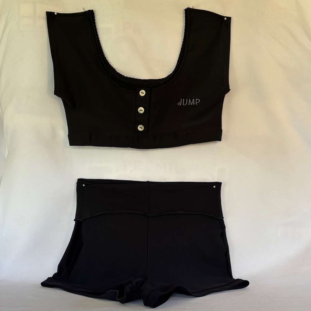 VINTAGE 1980โs BRAZILIAN BRAND โJUMPโ BLACK CROP TOP & SHORTS SET SIZE 8 - Picture 2 of 16